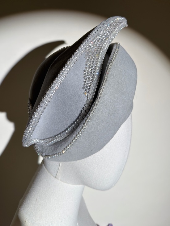 Vintage 80s Iconic Jack McConnell Crystal Trimmed Light Grey Felt Sculptural Hat main image 5